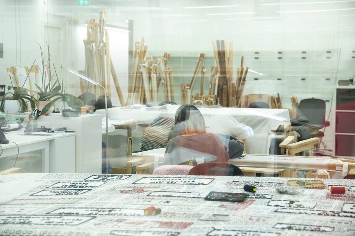 シャネルのメティエダールの世界を体感できるエキシビションが、この秋